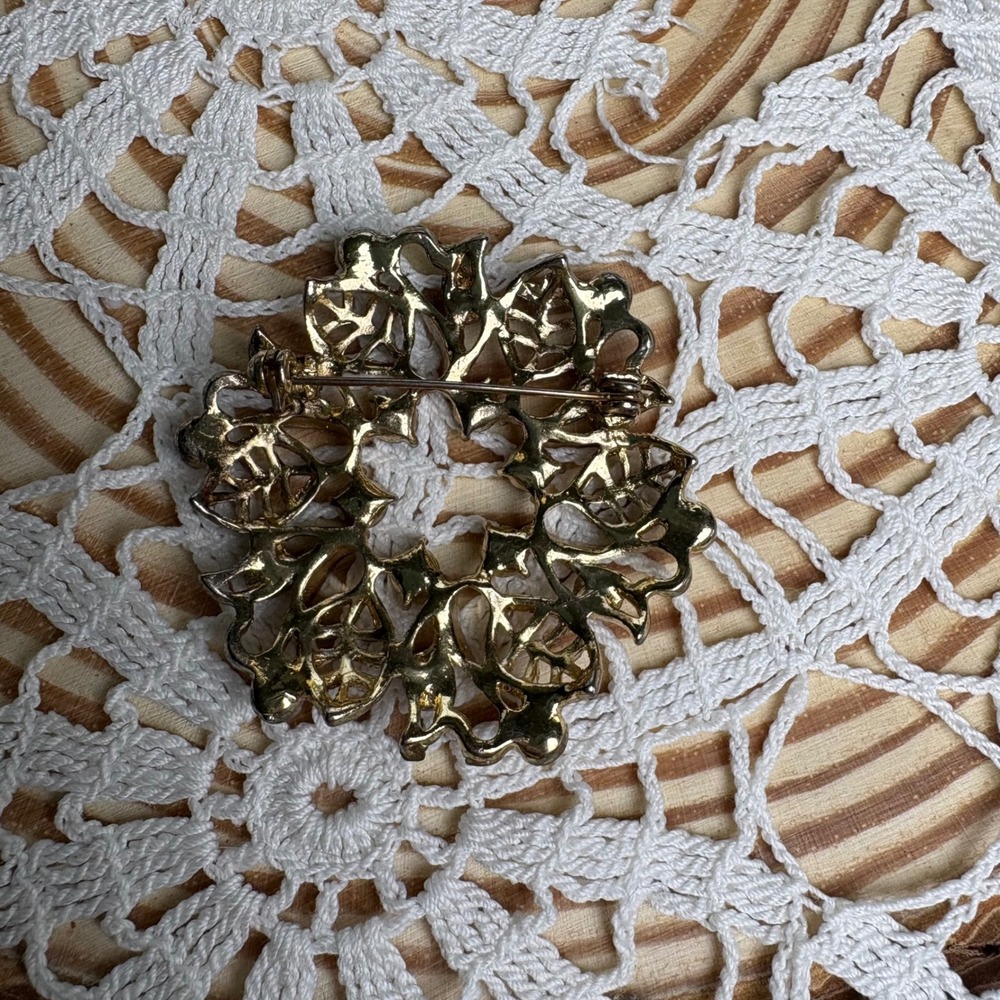 Vintage Unsigned Gold Tone Brooch Pin Aurora Borealis Rhinestone Wreath - Picture 2 of 6